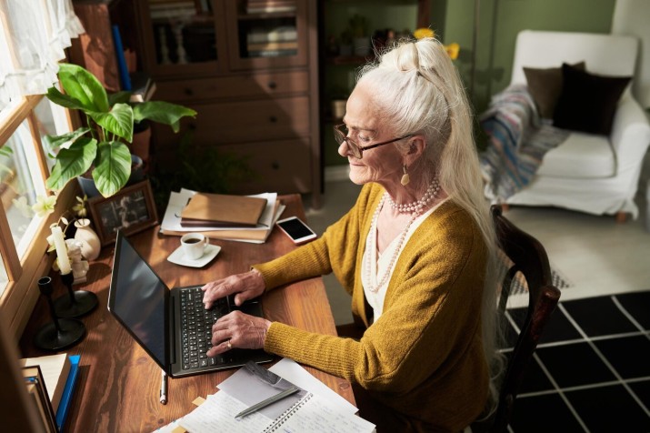 6 astuces gratuites pour aider les retraités à gagner de l'argent à domicile